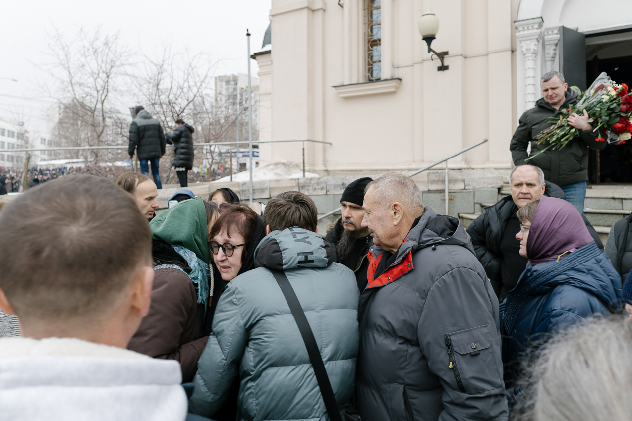 Люди выражают соболезнования Людмиле Навальной на выходе из храма / Фото: Медуза