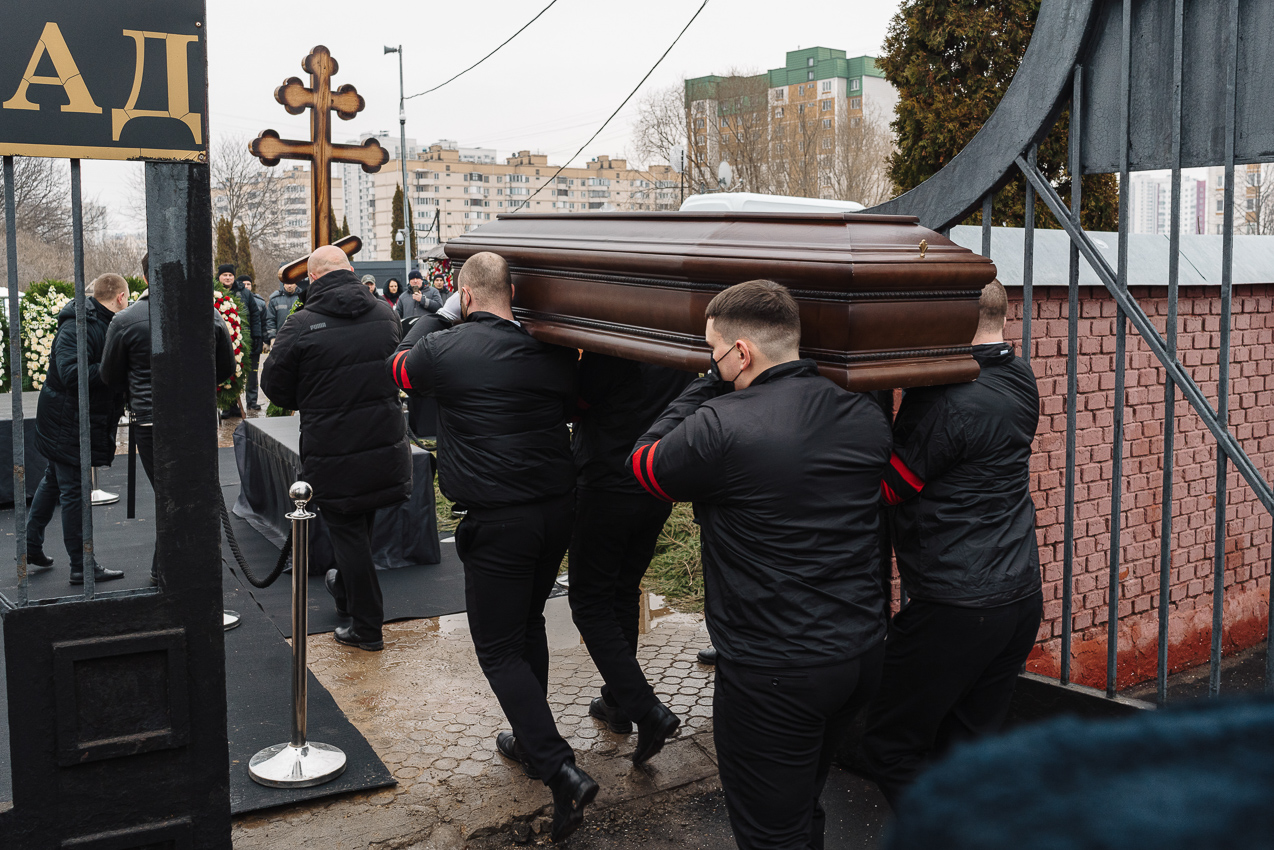 Гроб с телом политика заносят на территорию Борисовского кладбища / Фото: Медуза