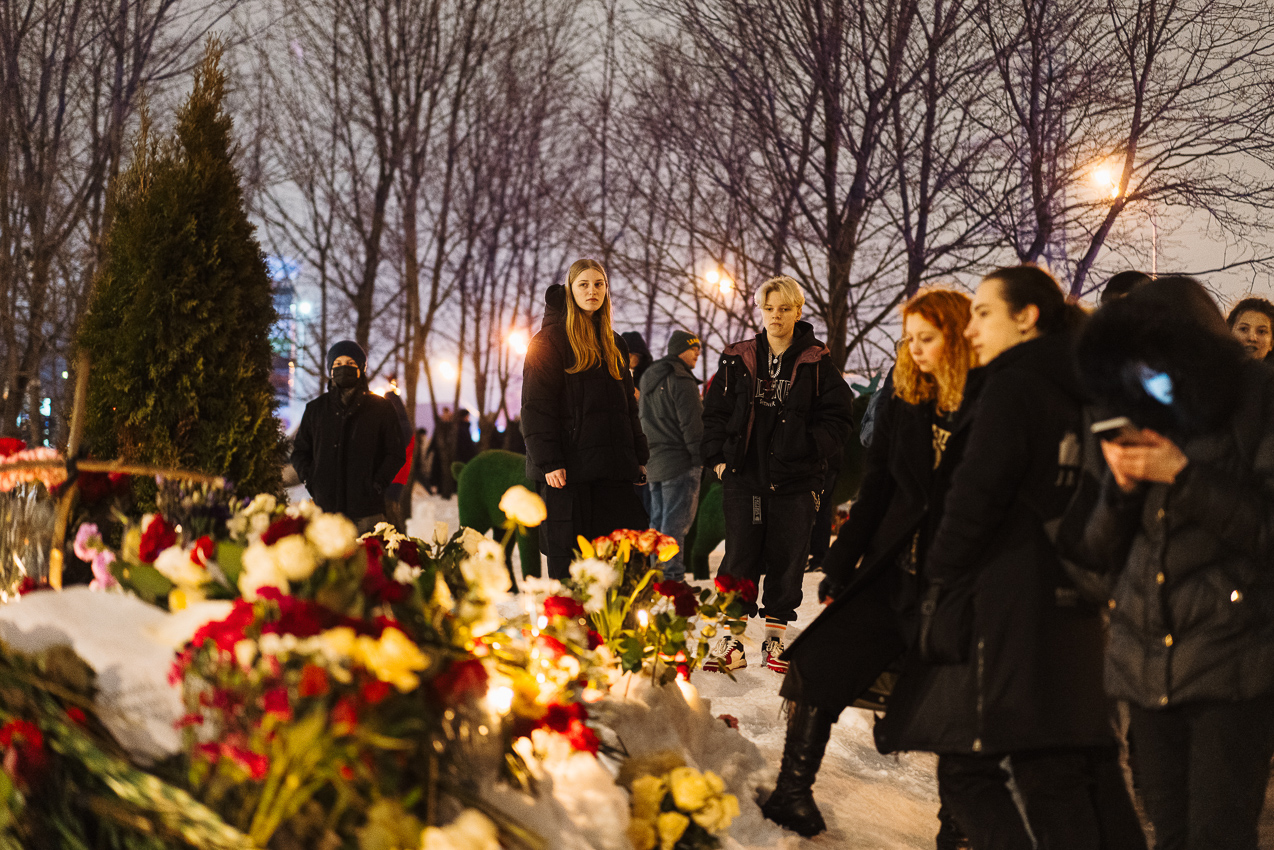 Люди у стихийного мемориала Алексею Навальному в окрестностях Борисовского кладбища / Фото: Медуза