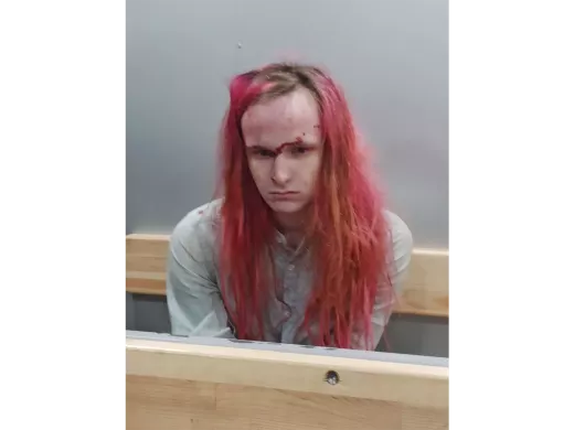 Lors de son arrestation, la police a traîné cet homme face contre la chaussée, (département des affaires intérieures du district d'Altufevsky). 28 février 2022 / Photo fournie par le détenu