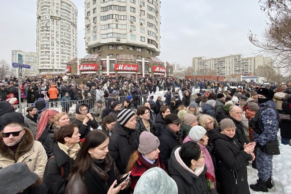 Собравшиеся проститься с Навальным у церкви иконы Божией Матери Утоли моя печали / Фото: Медуза