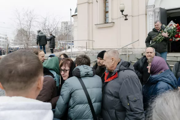 Люди выражают соболезнования Людмиле Навальной на выходе из храма / Фото: Медуза