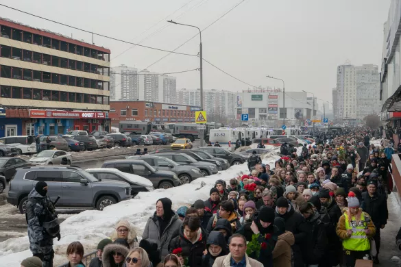 Люди, идущие от храма к Борисовскому кладбищу / Фото: Александр Гронский