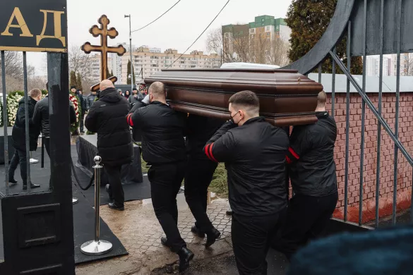 Гроб с телом политика заносят на территорию Борисовского кладбища / Фото: Медуза
