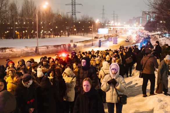 Очередь к Борисовскому кладбищу сохранялась до позднего вечера / Фото: Медуза
