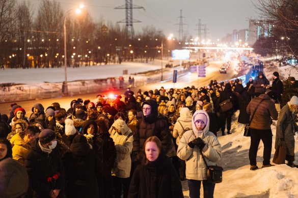 Очередь к Борисовскому кладбищу сохранялась до позднего вечера / Фото: Медуза