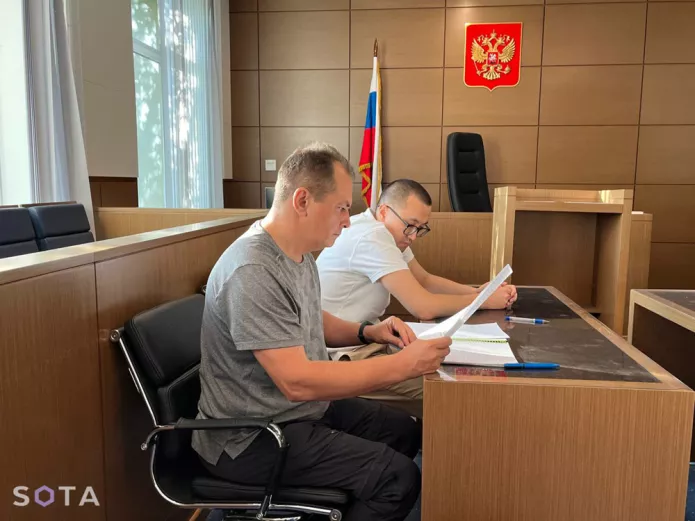 Координатор движения Владимир Егоров в Дорогомиловском районном суде Москвы. Его арестовали на 15 суток по статье о неповиновении требованиям сотрудников полиции во время обыска, 17 августа 2023 г. / Фото: SOTA