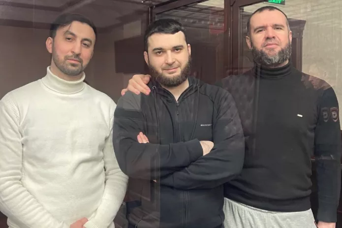 Слева направо: Кемал Тамбиев, Абдулмумин Гаджиев, Абубакар Ризванов в суде / Фото: группа поддержки Абдулмумина Гаджиева