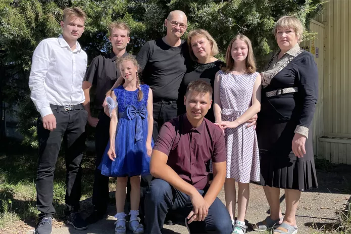 Александр Николаев со своей семьей на выходе из колонии в Хадыженске, сентябрь 2023 года / Фото: Европейская ассоциация Свидетелей Иеговы, Watch Tower Bible and Tract Society of Korea