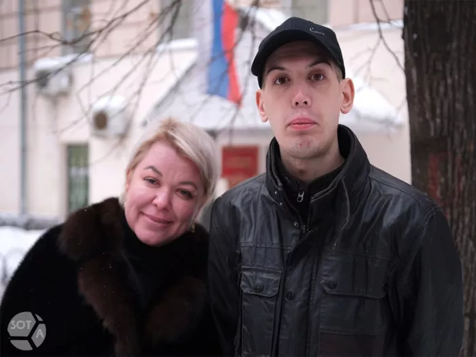 Лев Скорякин с _ Евгенией Григорьевой после приговора у Гагаринского районного суда Москвы, 13 декабря 2023 г. / Фото: SOTAvision