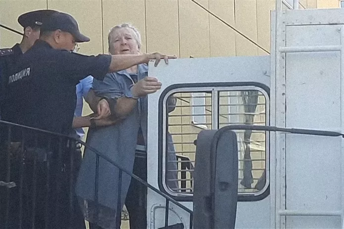 Наталью Филонову выводят из здания суда. Садясь в автозак, Филонова процитировала строки поэта и декабриста Кондратия Рылеева: «Но где, скажи, когда была. Без жертв искуплена свобода?», Улан-Удэ, 31 августа 2023 г. / Скриншот из видео Надежды Низовкиной