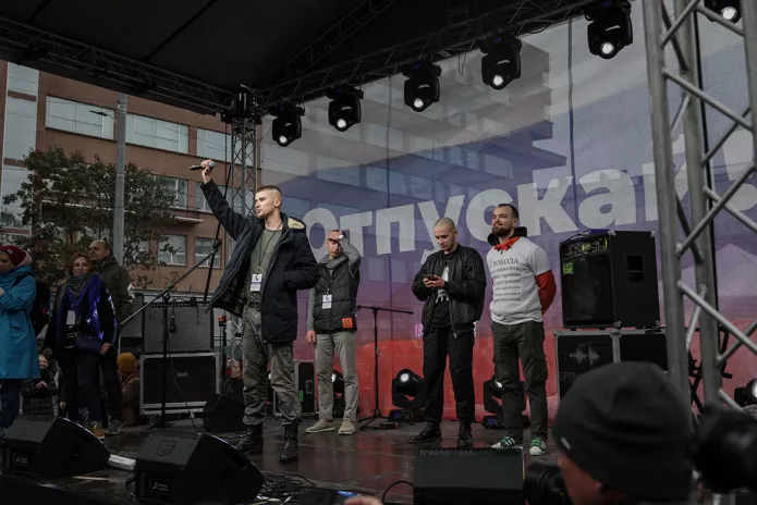 Митинг 29 сентября. Отпущенные фигуранты «московского дела» Даниил Конон, Валерий Костенок, Владислав Барабанов и Алексей Миняйло / Фото: Влад Докшин для «Новой газеты»