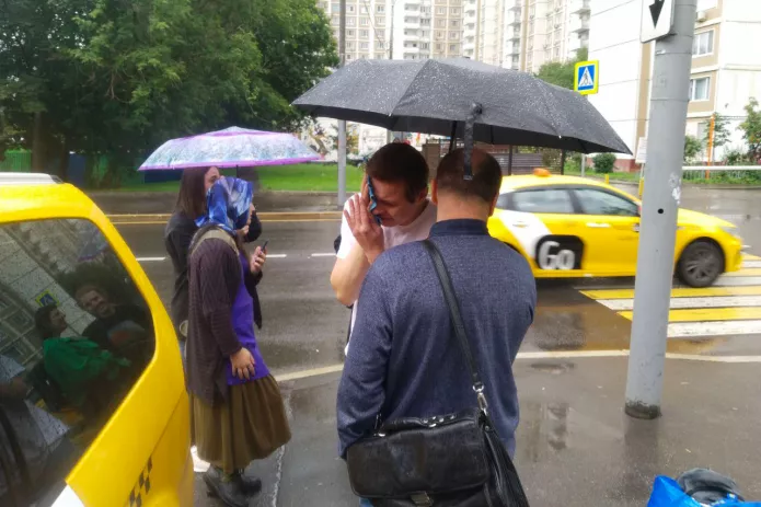 Активисты гомофобного движения «Русская Россия»<a href="https://novayagazeta.eu/articles/2023/07/24/v-moskve-u-zdaniia-suda-neizvestnyi-raspylil-pertsovyi-ballonchik-na-iuristov-tsentra-t-news"> </a><a href="https://www.24liveblog.com/live/UVydX?n=3367073215366090872">напали</a> на юристов «Центра Т» у здания Останкинского суда, где должно было состояться заседание о блокировке сайта «Центра», Москва, 24 июля 2023 года / Фото: Дело ЛГБТ