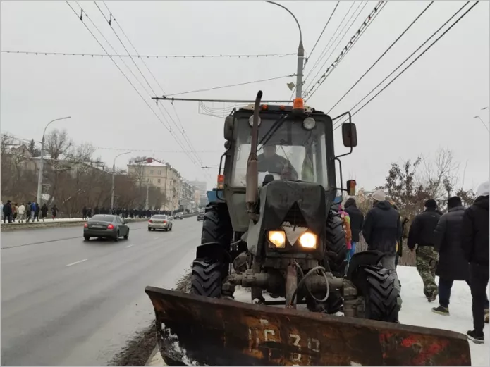 Трактор на пути протестующих 23 января в Брянске / Фото: Bryansk.NEWS