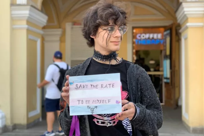Александр Синько в одиночном пикете против закона о запрете смены пола, Санкт-Петербург, 15 июня 2023 года / Фото: предоставлено Александром Синько
