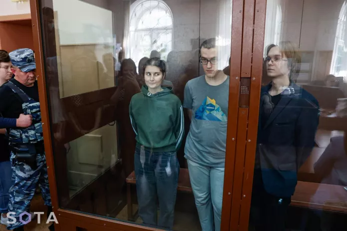 Трое из фигурантов дела «Весны» - Анна Архипова, Павел Синельников и Валентин Хорошенин в Басманном суде Москвы, 1 августа 2023 года / Фото: SOTA