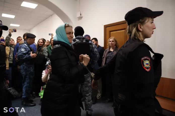 <em>Надежда Кеворкова в Басманном суде, Москва, 7 мая 2024 года / Фото: SOTA</em>